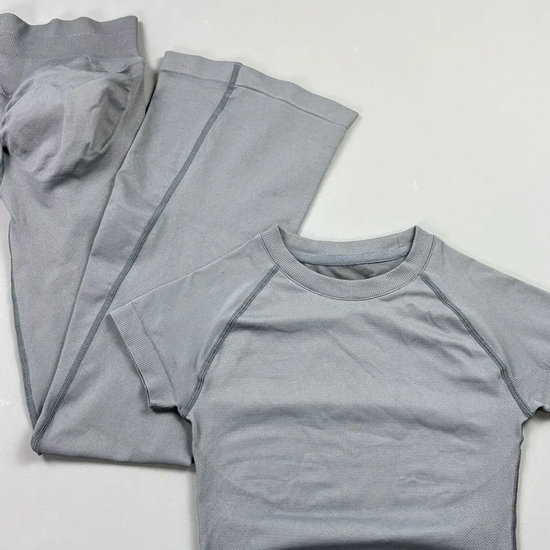Conjunto deportivo de 2 piezas: leggings acampanados y top de manga corta