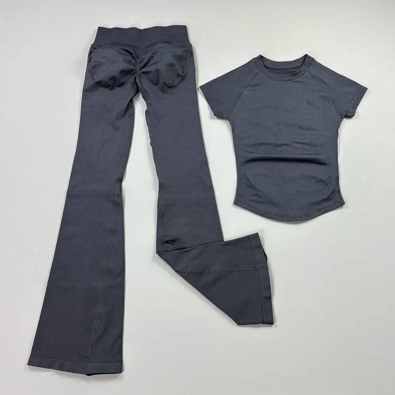 Conjunto deportivo de 2 piezas: leggings acampanados y top de manga corta